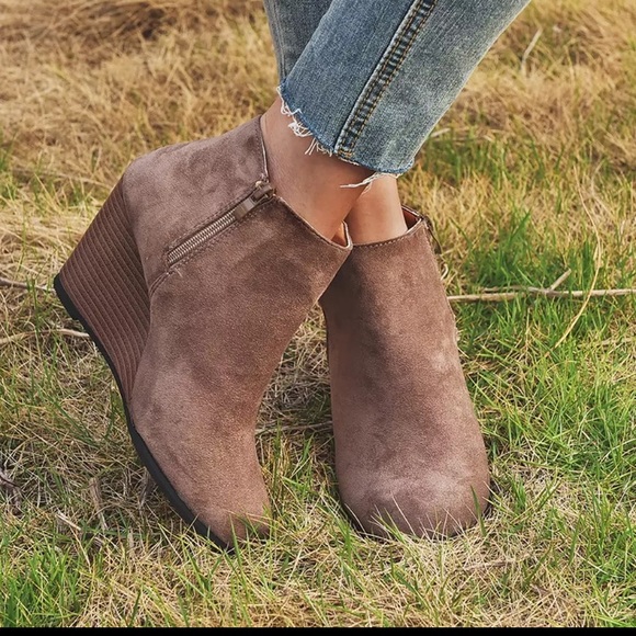 $47 Available Soon Tan Suede Classic Boots ✨